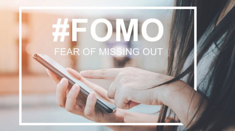 รู้ทัน! อาการ FOMO (Fear of Missing Out) กับดักร้ายสายติดเทรนด์